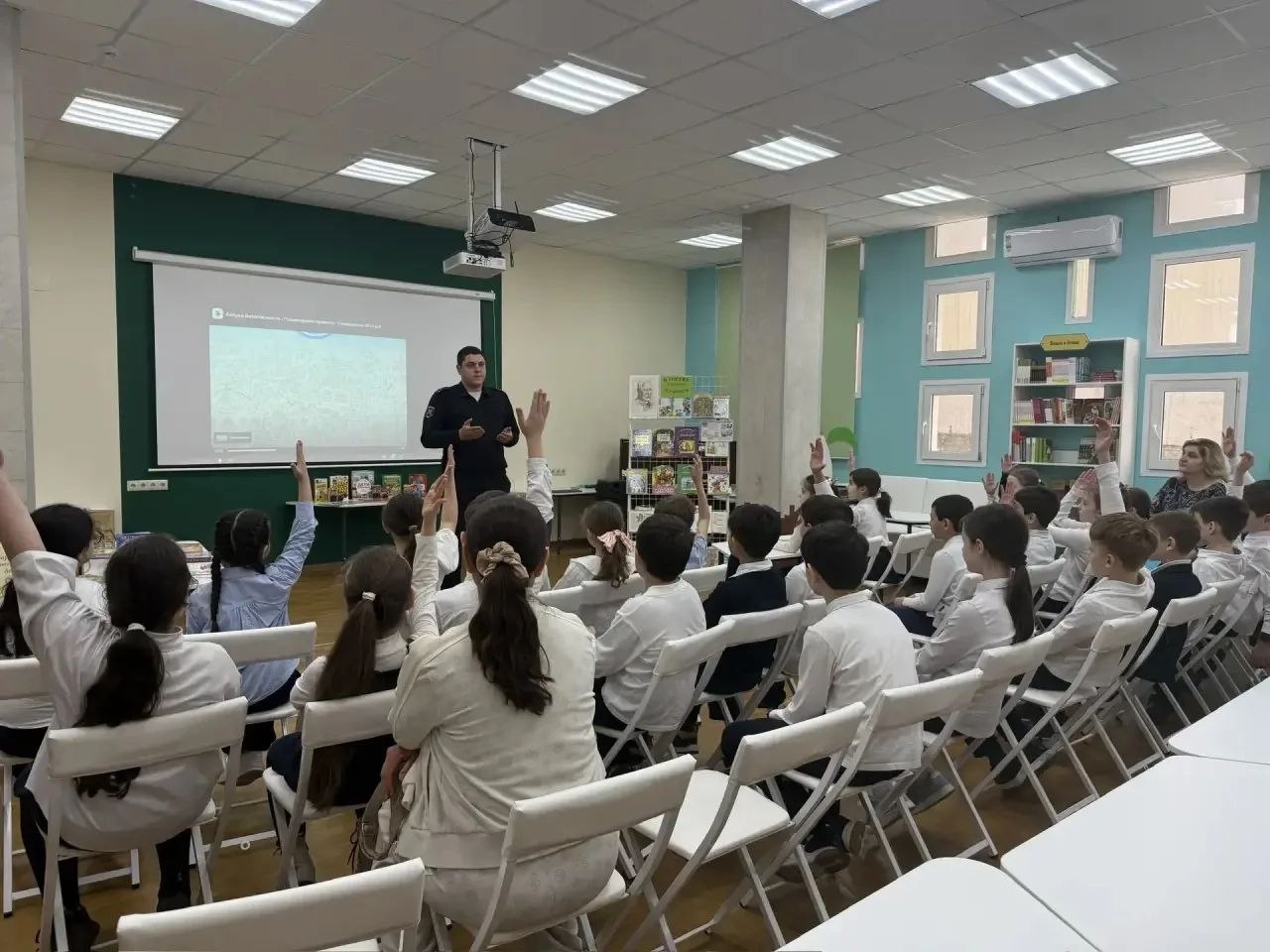 Безопасность на дорогах: сотрудники Госавтоинспекции г. Сочи встретились с юными участниками дорожного движения Безопасность на дорогах: сотрудники Госавтоинспекции г. Сочи встретились с юными участниками дорожного движения