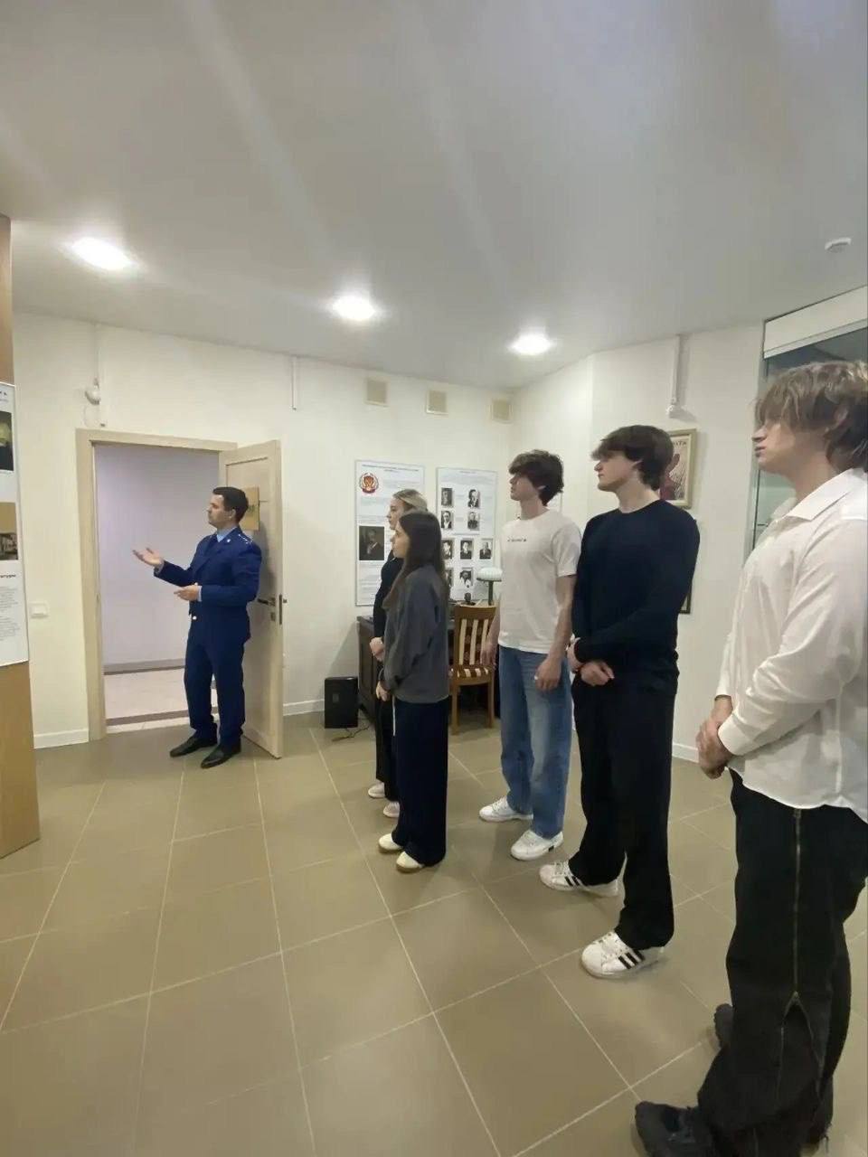 Прокуратурой Хостинского района г. Сочи проведена работа по правовому просвещению молодежи в ходе которой освещены вопросы профилактики финансовых мошенничеств и защите подростков от вовлечения в противоправные схемы