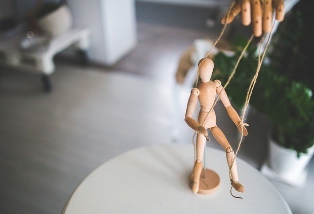 Как осанка выдаёт манипуляторов: новые исследования