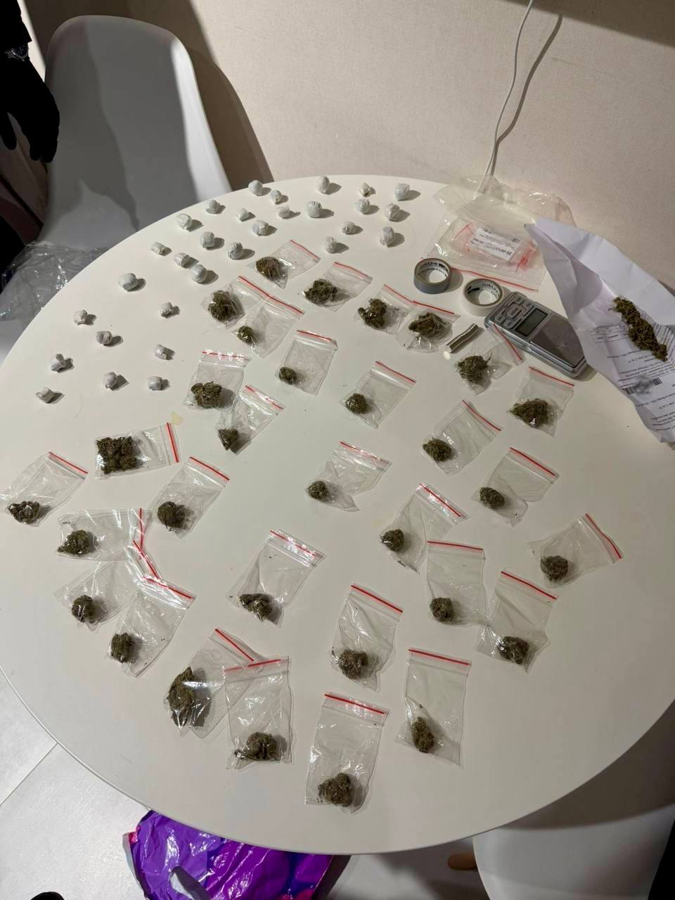 Наркокурьер из Сибири задержан с каннабисом в Сочи Наркокурьер из Сибири задержан с каннабисом в Сочи