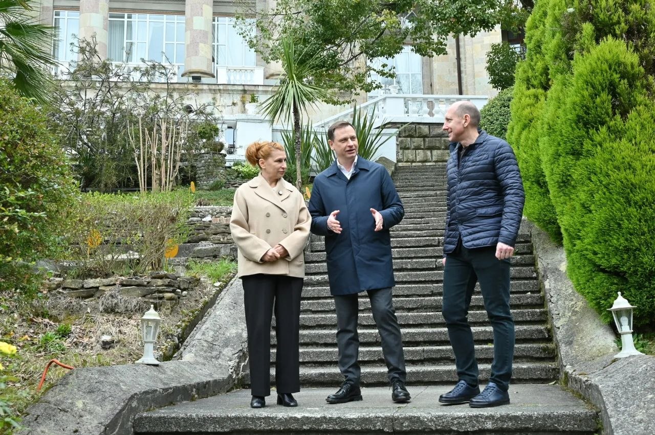 Глава Сочи Андрей Прошунин оценил подготовку к курортному сезону в санатории «Металлург» Глава Сочи Андрей Прошунин оценил подготовку к курортному сезону в санатории «Металлург»