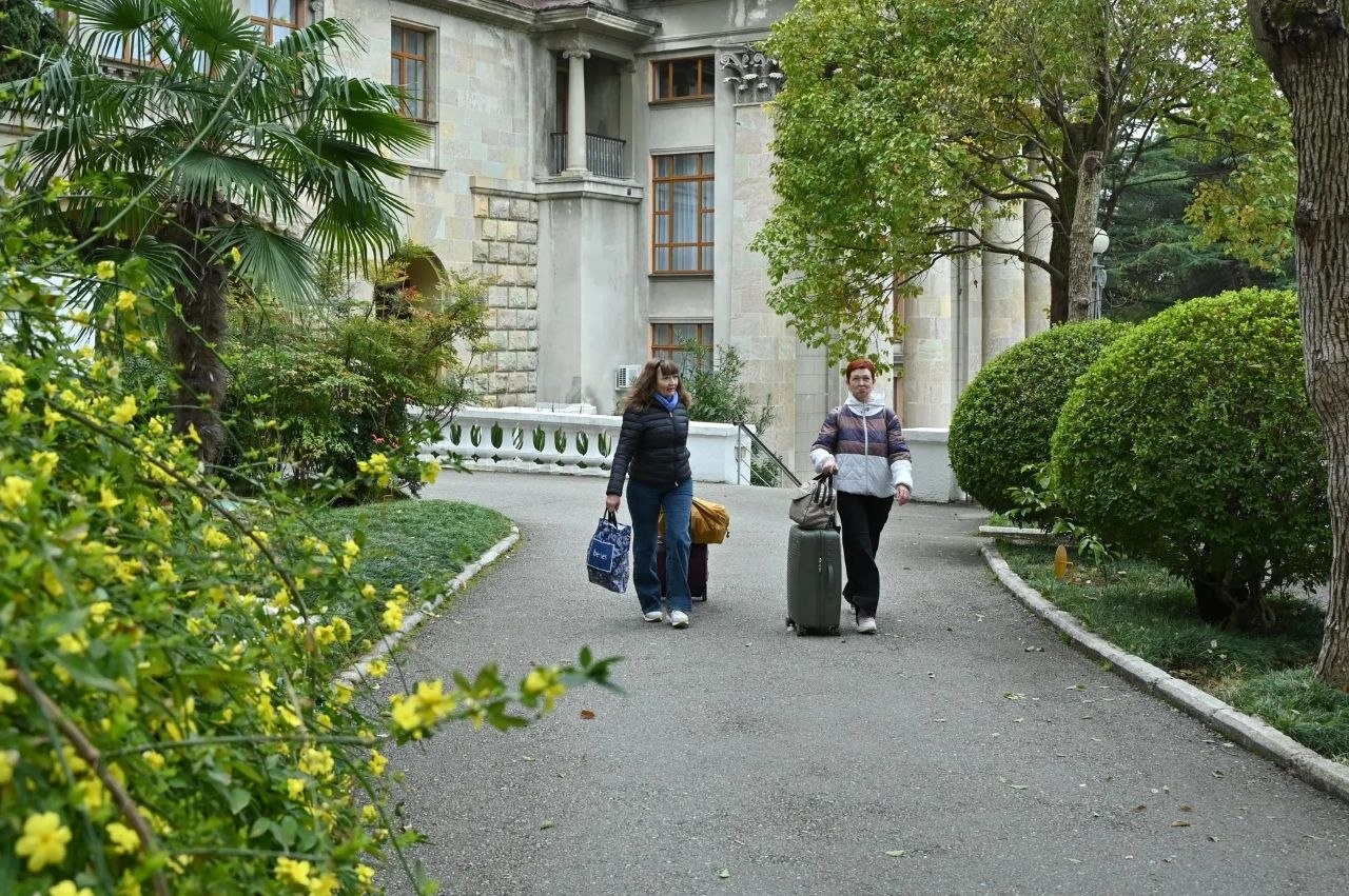 Глава Сочи Андрей Прошунин оценил подготовку к курортному сезону в санатории «Металлург» Глава Сочи Андрей Прошунин оценил подготовку к курортному сезону в санатории «Металлург»