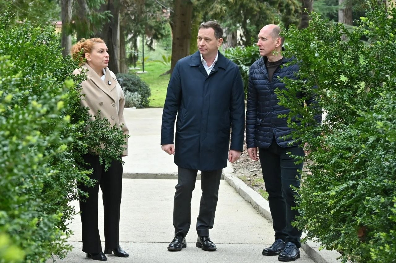 Глава Сочи Андрей Прошунин оценил подготовку к курортному сезону в санатории «Металлург» Глава Сочи Андрей Прошунин оценил подготовку к курортному сезону в санатории «Металлург»