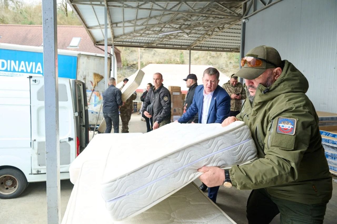 Из Сочи в Херсонскую область доставлено 25 тонн гуманитарной помощи для мирных жителей и бойцов СВО Из Сочи в Херсонскую область доставлено 25 тонн гуманитарной помощи для мирных жителей и бойцов СВО