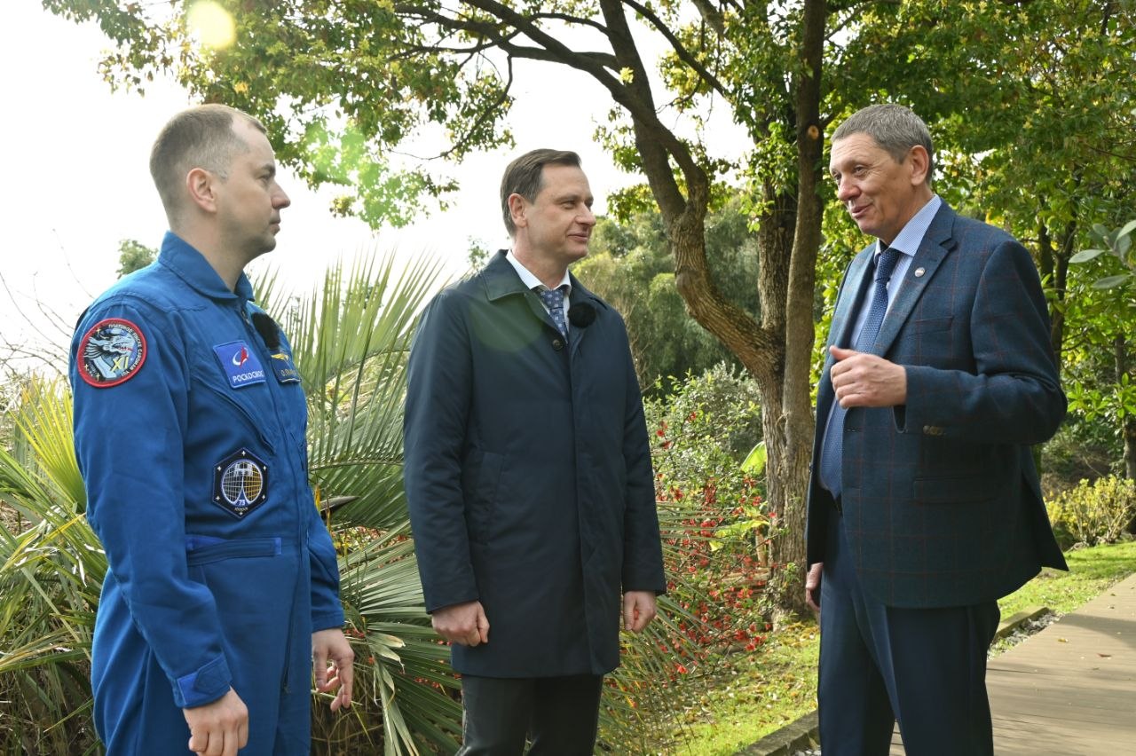 В честь 45-летия музея «Дерево Дружбы» глава Сочи Андрей Прошунин и космонавт-испытатель Олег Платонов сделали памятную прививку В честь 45-летия музея «Дерево Дружбы» глава Сочи Андрей Прошунин и космонавт-испытатель Олег Платонов сделали памятную прививку