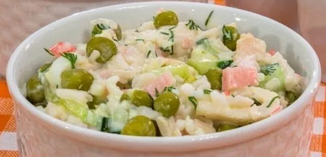 Легкий и аппетитный салат с кальмарами и горошком