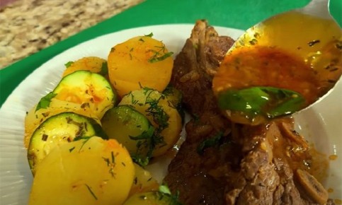 Уютный семейный ужин: простое жаркое из мяса и овощей