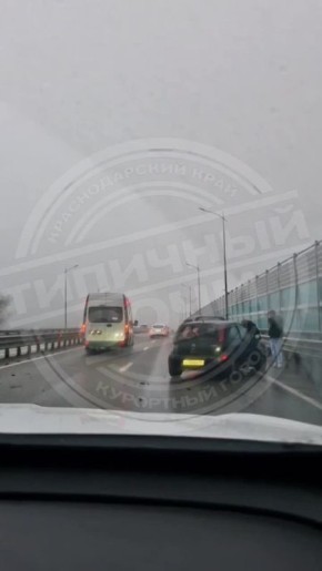 Легковушка оказалась на боку после аварии в Сочи