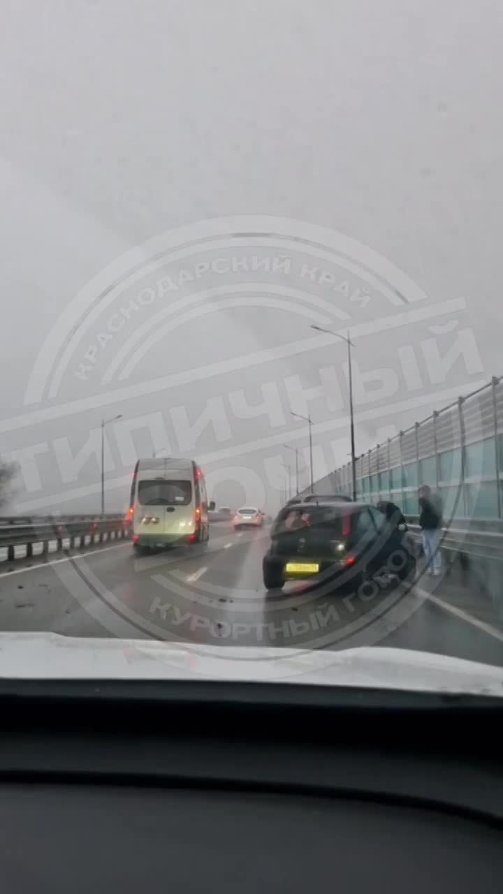 Легковушка оказалась на боку после аварии в Сочи