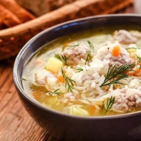 Нежный суп с фрикадельками и рисом: быстро и вкусно