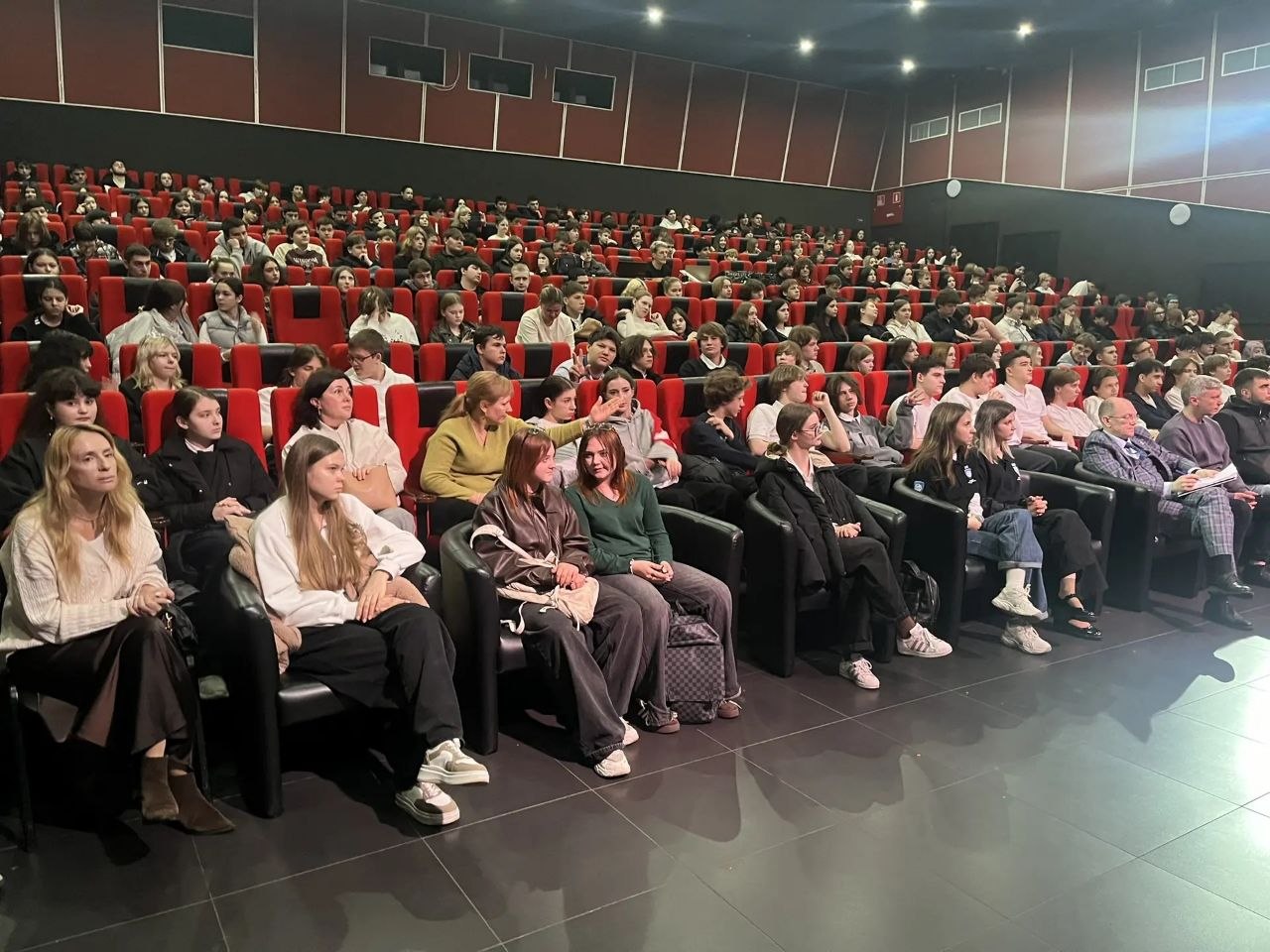 Безопасность на дорогах! Сотрудники Госавтоинспекции г. Сочи приняли участие в социальном проекте «Профилактический маршрут безопасности», который прошел в районном доме культуры «Аэлита» Безопасность на дорогах! Сотрудники Госавтоинспекции г. Сочи приняли участие в социальном проекте «Профилактический маршрут безопасности», который прошел в районном доме культуры «Аэлита»