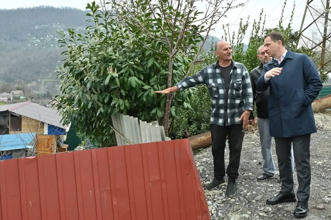 Глава Сочи Андрей Прошунин оценил ситуацию с оползнями в Барановке Глава Сочи Андрей Прошунин оценил ситуацию с оползнями в Барановке