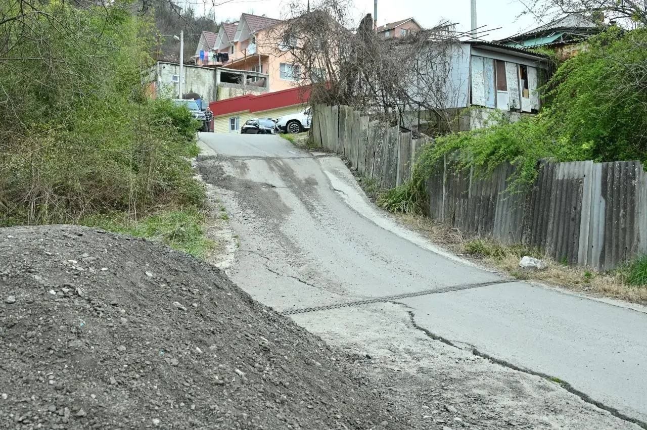 Глава Сочи Андрей Прошунин оценил ситуацию с оползнями в Барановке Глава Сочи Андрей Прошунин оценил ситуацию с оползнями в Барановке