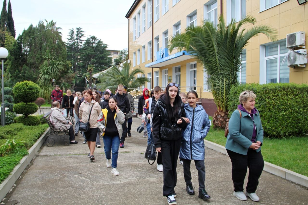В Сочинском институте РУДН прошла культурно-просветительская программа для воспитанников центров социальной реабилитации из трех регионов России В Сочинском институте РУДН прошла культурно-просветительская программа для воспитанников центров социальной реабилитации из трех регионов России