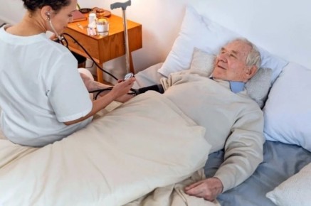 Как заработать пенсионный стаж, ухаживая за пожилыми людьми