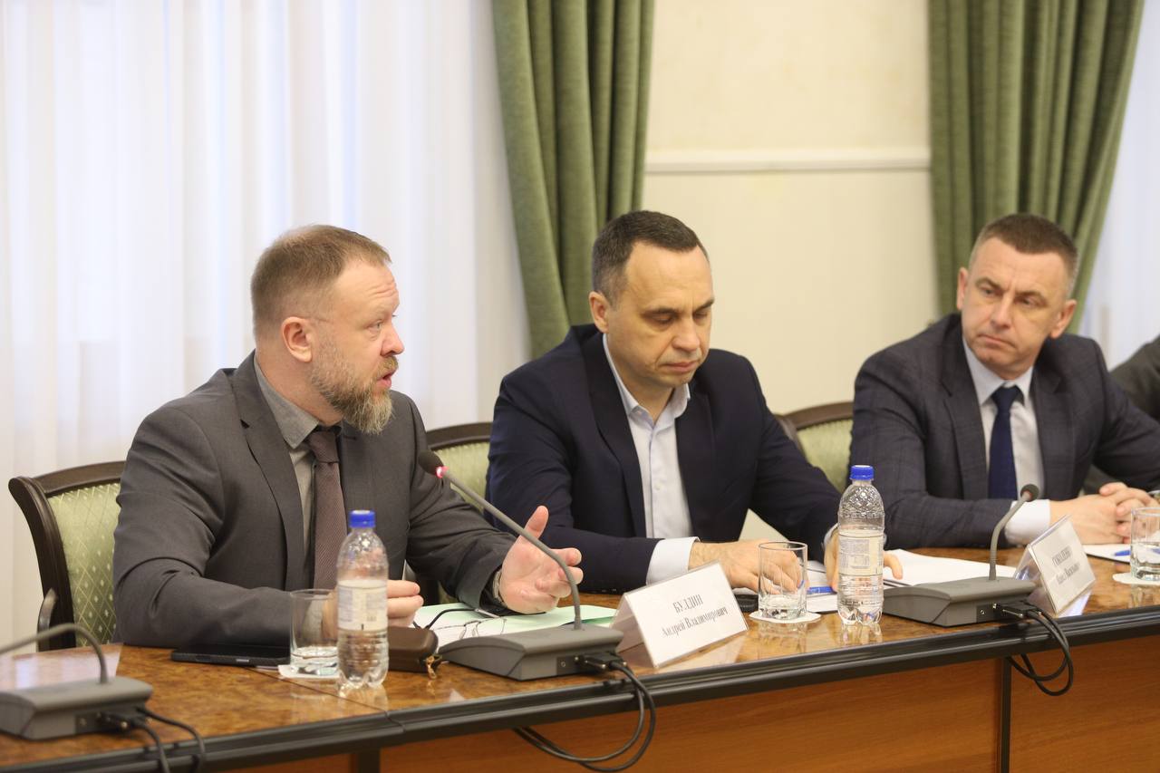 Председатель ЗСК Юрий Бурлачко провел сегодня заседание Совета законодателей Краснодарского края Председатель ЗСК Юрий Бурлачко провел сегодня заседание Совета законодателей Краснодарского края