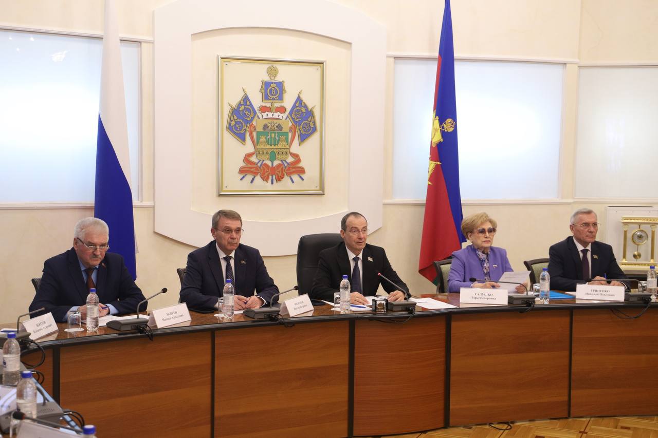 Председатель ЗСК Юрий Бурлачко провел сегодня заседание Совета законодателей Краснодарского края Председатель ЗСК Юрий Бурлачко провел сегодня заседание Совета законодателей Краснодарского края