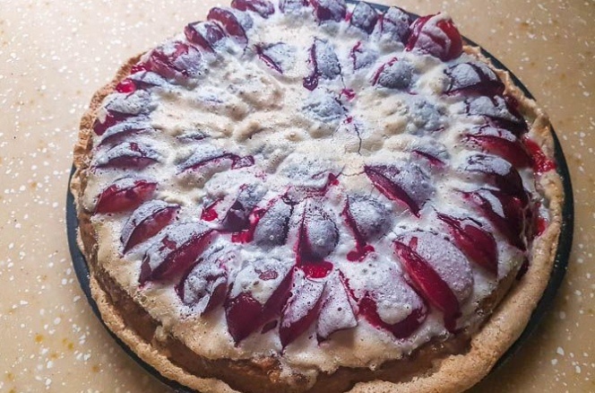 Пирог со сливами и безе: невероятно вкусный уход за домашним уютом