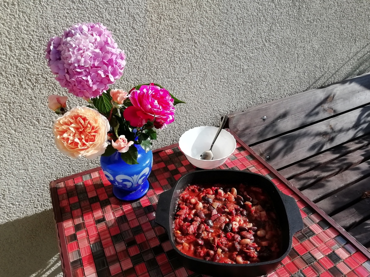 Фасоль, колбаски и грудинка: идеальное блюдо для настоящих гурманов