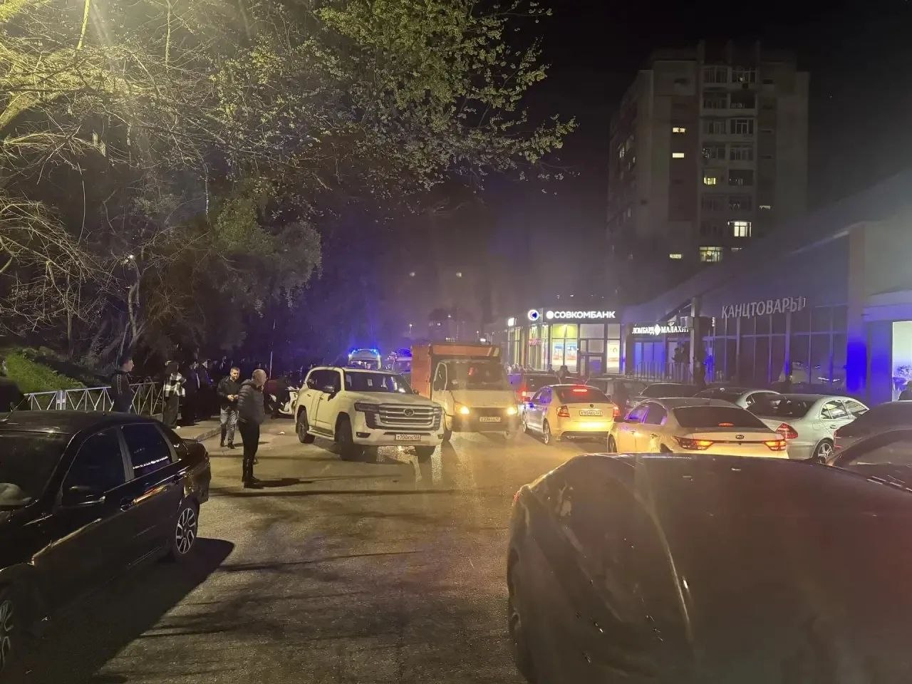 06.04.2026 в 19:40 на ул. Пластунская, в районе д. 181, Центрального района г. Сочи, 53-летний водитель автомобиля «MERCEDES» при движении не соблюдал безопасный боковой интервал, в результате чего допустил столкновение с... 06.04.2026 в 19:40 на ул. Пластунская, в районе д. 181, Центрального района г. Сочи, 53-летний водитель автомобиля «MERCEDES» при движении не соблюдал безопасный боковой интервал, в результате чего допустил столкновение с...