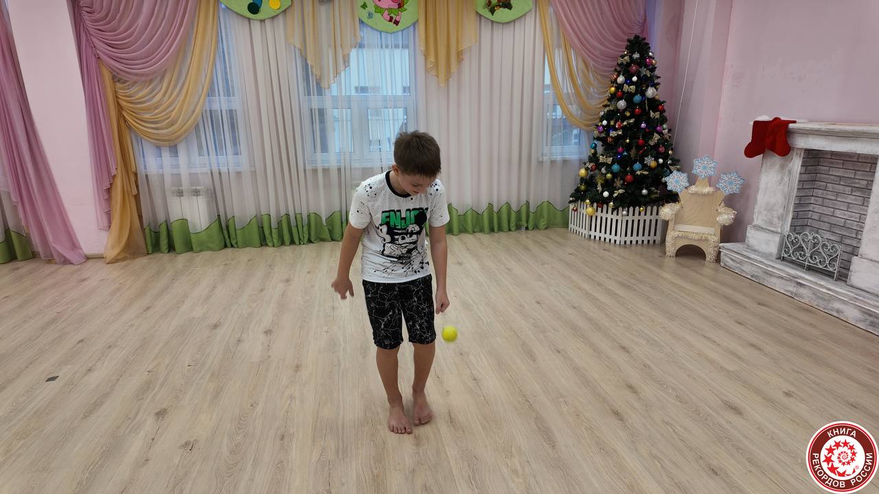 Мировой рекорд по набиванию теннисного мяча побил 9-летний мальчик из Сочи Мировой рекорд по набиванию теннисного мяча побил 9-летний мальчик из Сочи