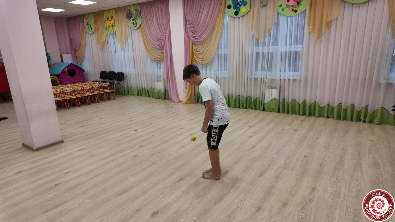 Мировой рекорд по набиванию теннисного мяча побил 9-летний мальчик из Сочи Мировой рекорд по набиванию теннисного мяча побил 9-летний мальчик из Сочи