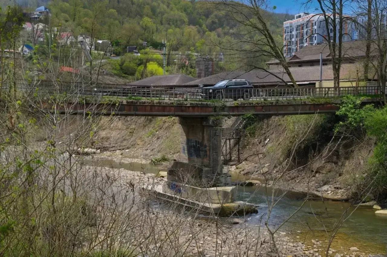 Андрей Прошунин: Совместно со службами проверил дороги в селе Верхнениколаевское и мост через реку Кудепста