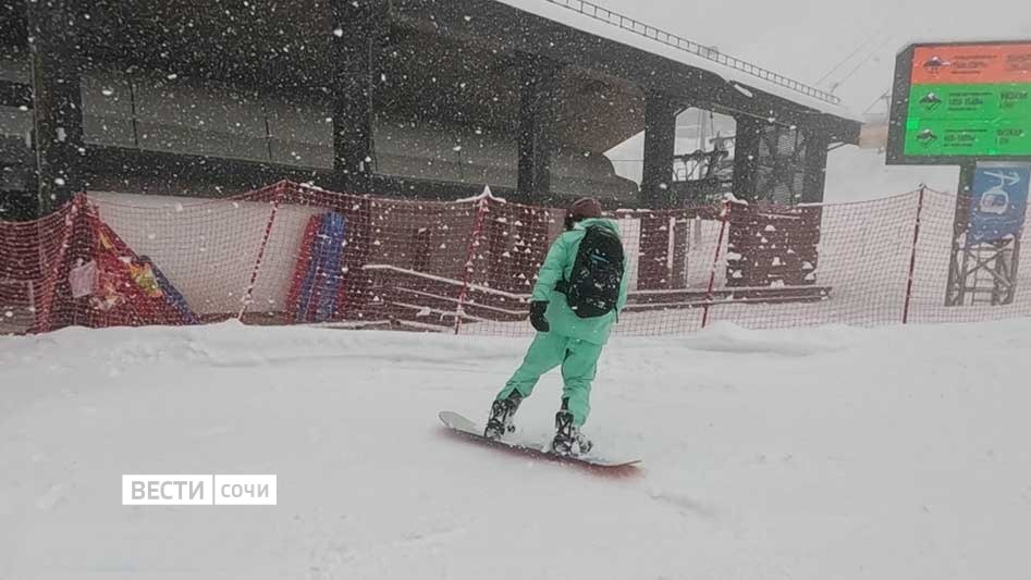В горах Сочи из-за снегопада продлили горнолыжный сезон