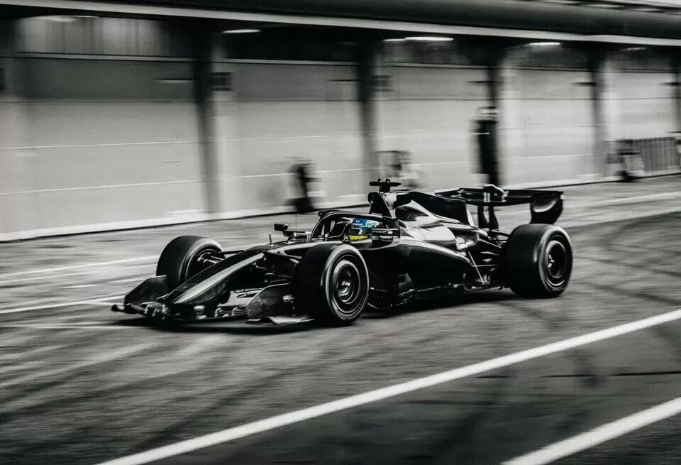 Новый болид Aston Martin AMR26: шаг к будущим победам после интенсивной работы команды