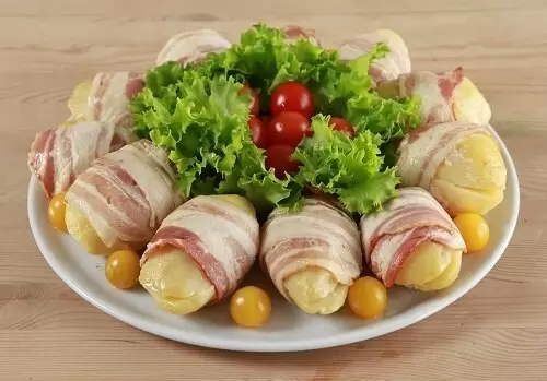 Сочный картофель в беконе: простой рецепт для угощения и отдыха на природе