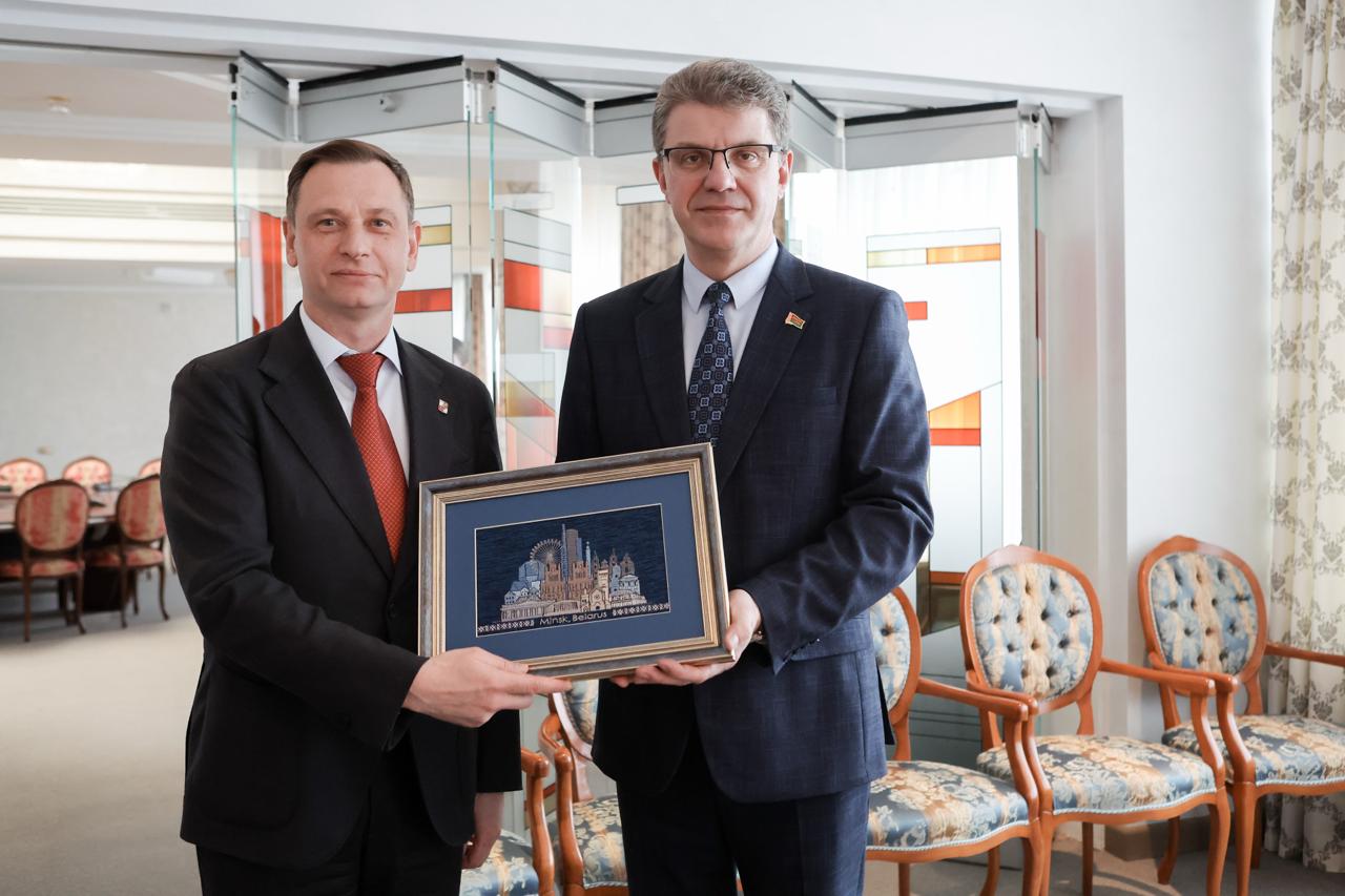 Глава Сочи Андрей Прошунин обсудил перспективы межмуниципального сотрудничества с председателем Минского горисполкома Владимиром Кухаревым Глава Сочи Андрей Прошунин обсудил перспективы межмуниципального сотрудничества с председателем Минского горисполкома Владимиром Кухаревым