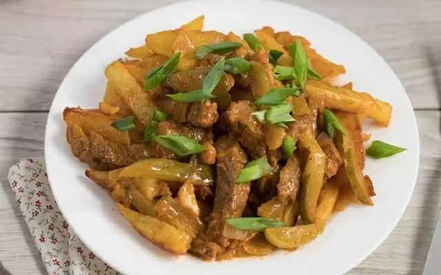 Азу по-татарски: передаем традиции через рецепты с солеными огурцами