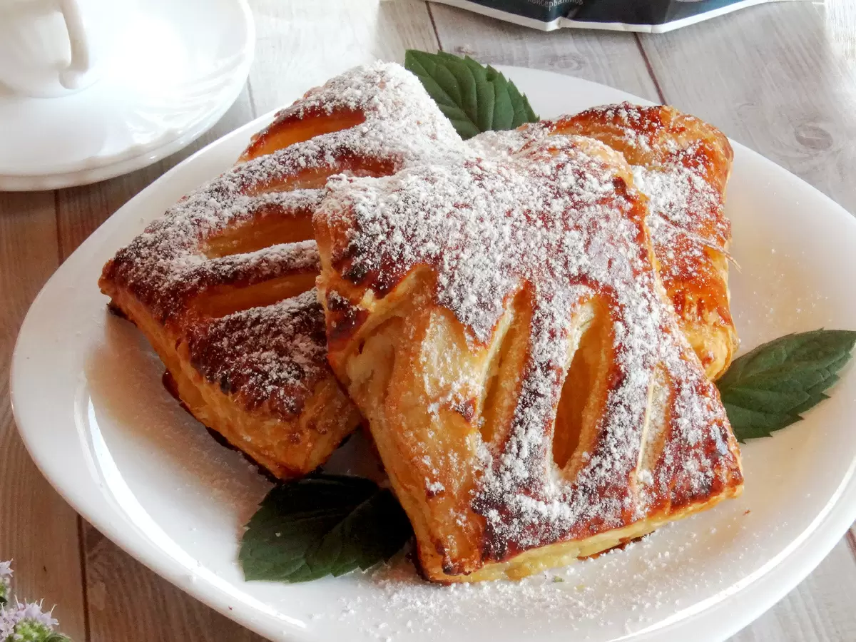 Слойки с рикоттой и грушей: быстрое лакомство для уютного вечера