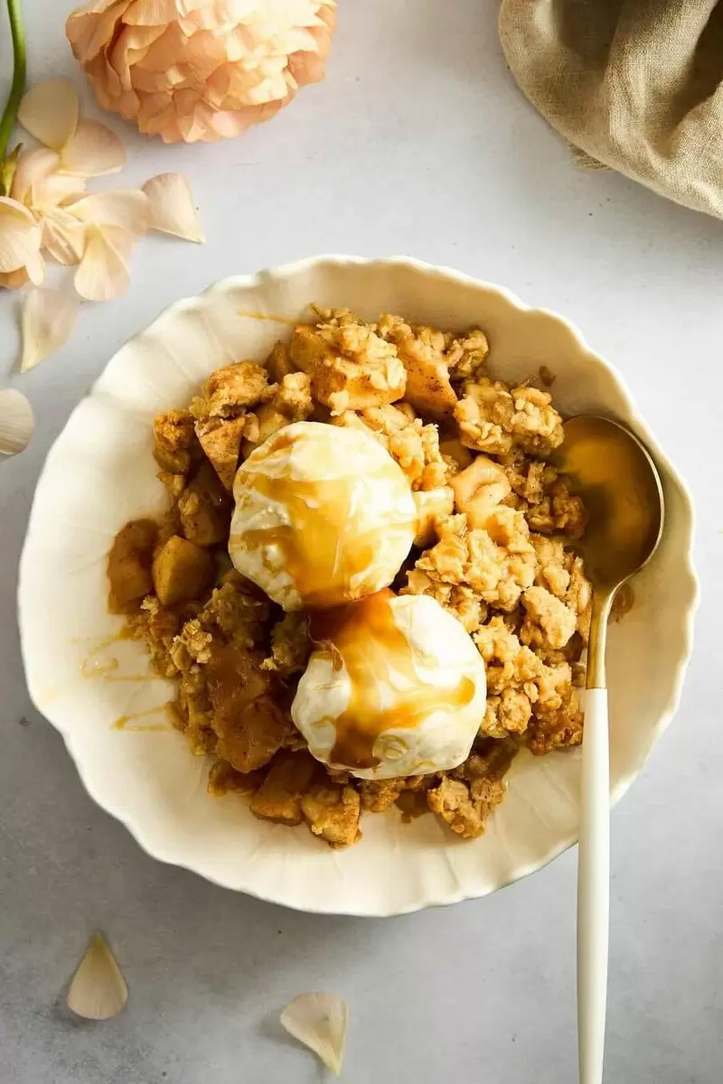 Уютный осенний крамбл: как создать вкусное лакомство с яблоками