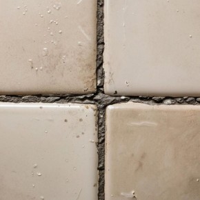 Ремонт плитки: как эффективно очистить швы от старой затирки