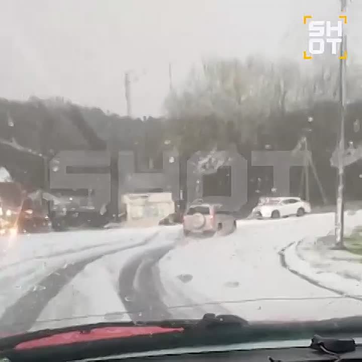 Снег на дорогах Сочи: с самого утра в городе осадки, а на трассах образовались сугробы