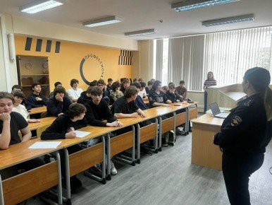 Безопасность на дорогах. В Сочинском колледже поликультурного образования прошла встреча с сотрудниками Госавтоинспекции г. Сочи