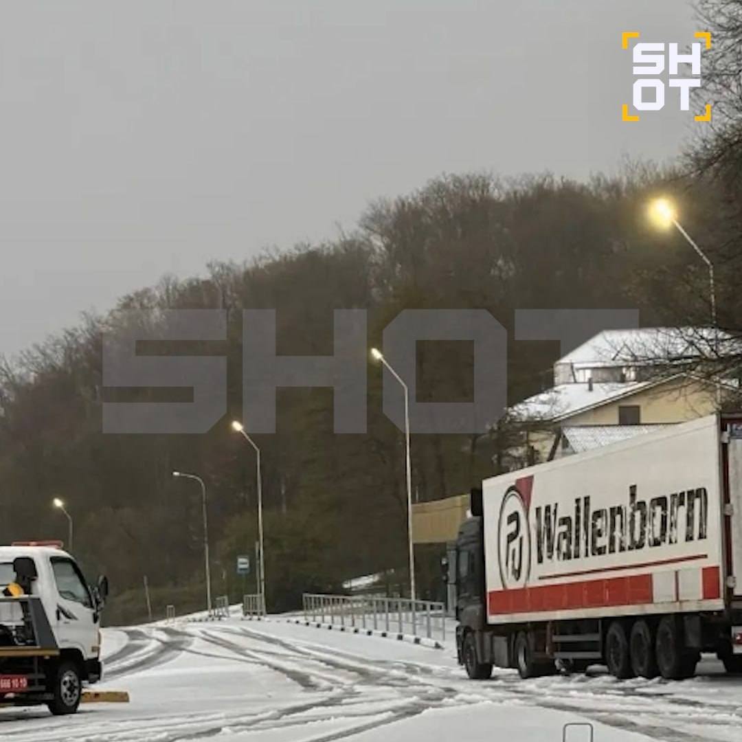 Снег на дорогах Сочи: с самого утра в городе осадки, а на трассах образовались сугробы Снег на дорогах Сочи: с самого утра в городе осадки, а на трассах образовались сугробы