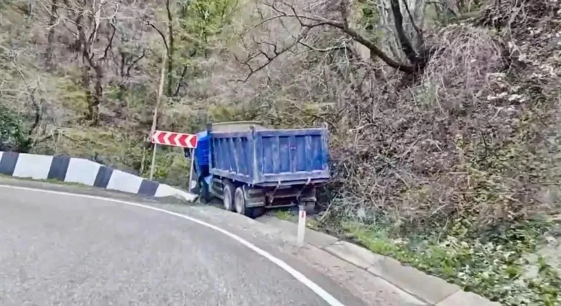 Водитель грузовика выпрыгнул из кабины, и его переехала другая машина
