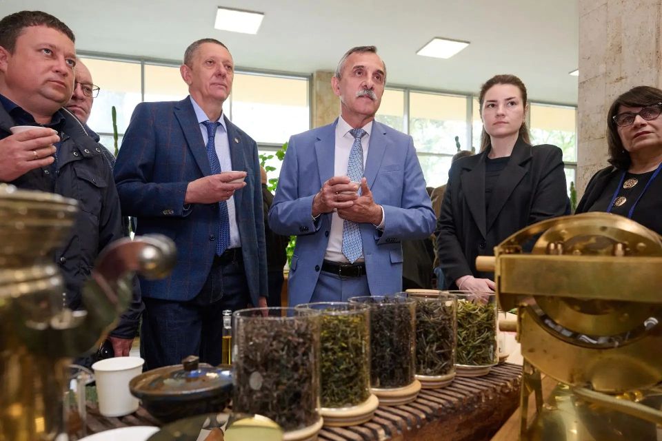 В Сочи состоялась международная научно-практическая конференция, посвященная Международному дню чая и 125-летию первой чайной плантации в России В Сочи состоялась международная научно-практическая конференция, посвященная Международному дню чая и 125-летию первой чайной плантации в России