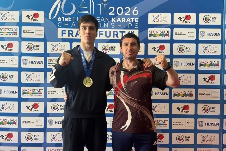 В аэропорту Сочи торжественно встретили чемпиона Европы по карате Эдуарда Гаспаряна В аэропорту Сочи торжественно встретили чемпиона Европы по карате Эдуарда Гаспаряна