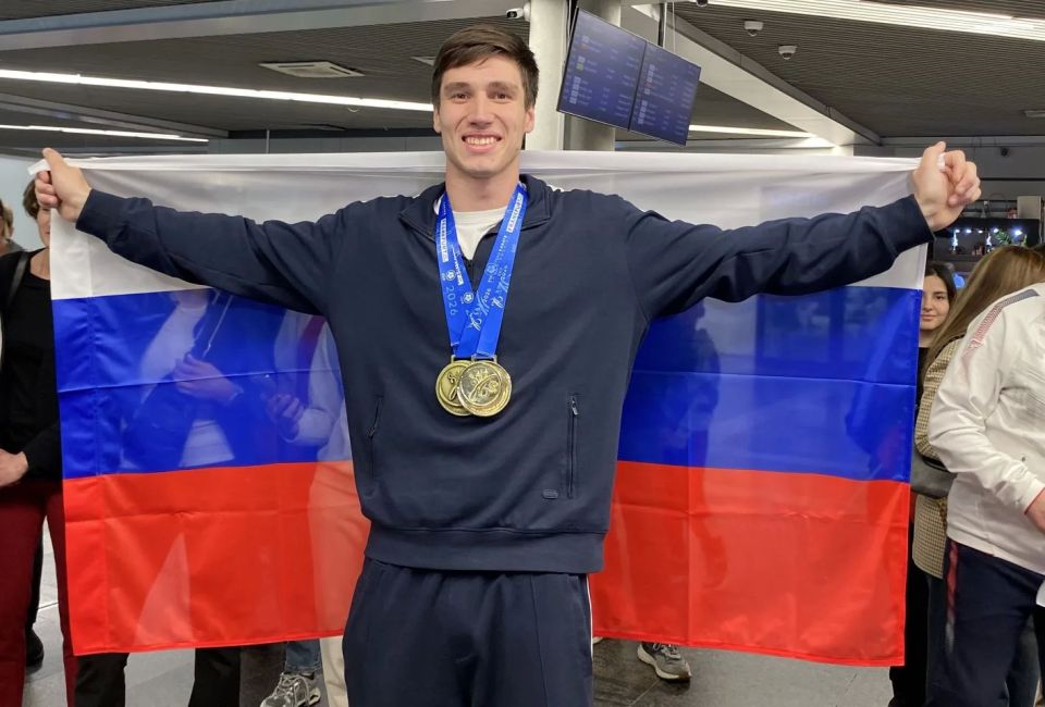 В аэропорту Сочи торжественно встретили чемпиона Европы по карате Эдуарда Гаспаряна В аэропорту Сочи торжественно встретили чемпиона Европы по карате Эдуарда Гаспаряна