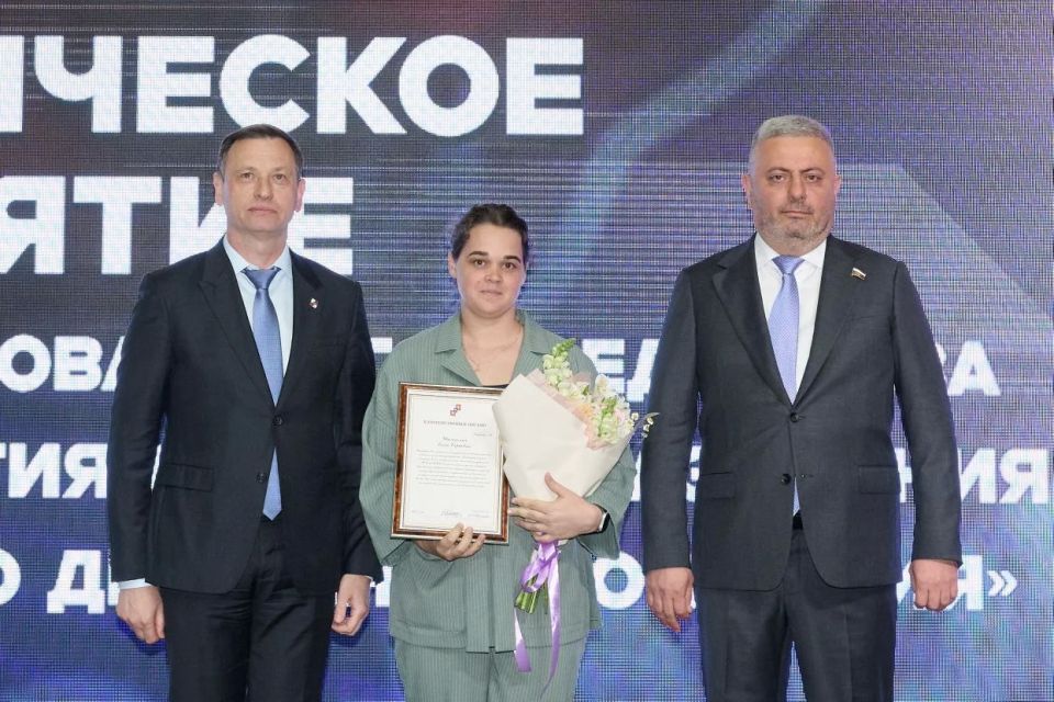 Глава Сочи Андрей Прошунин посетил молодежное патриотическое мероприятие в честь Года единства народов России и 10-летия «Юнармии» Глава Сочи Андрей Прошунин посетил молодежное патриотическое мероприятие в честь Года единства народов России и 10-летия «Юнармии»