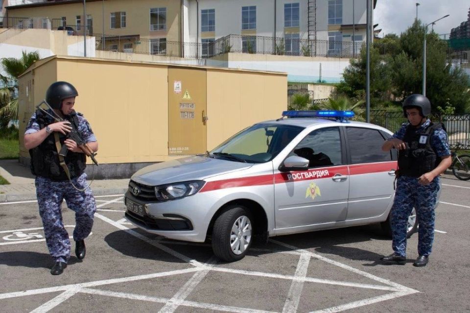 Сегодня на базе МОБУ СОШ №19, где 1 июня откроет свои двери лагерь круглосуточного пребывания «Ласточка», проведено антитеррористическое учение по отработке комплексного сценария на базе организаций отдыха детей и их... Сегодня на базе МОБУ СОШ №19, где 1 июня откроет свои двери лагерь круглосуточного пребывания «Ласточка», проведено антитеррористическое учение по отработке комплексного сценария на базе организаций отдыха детей и их...