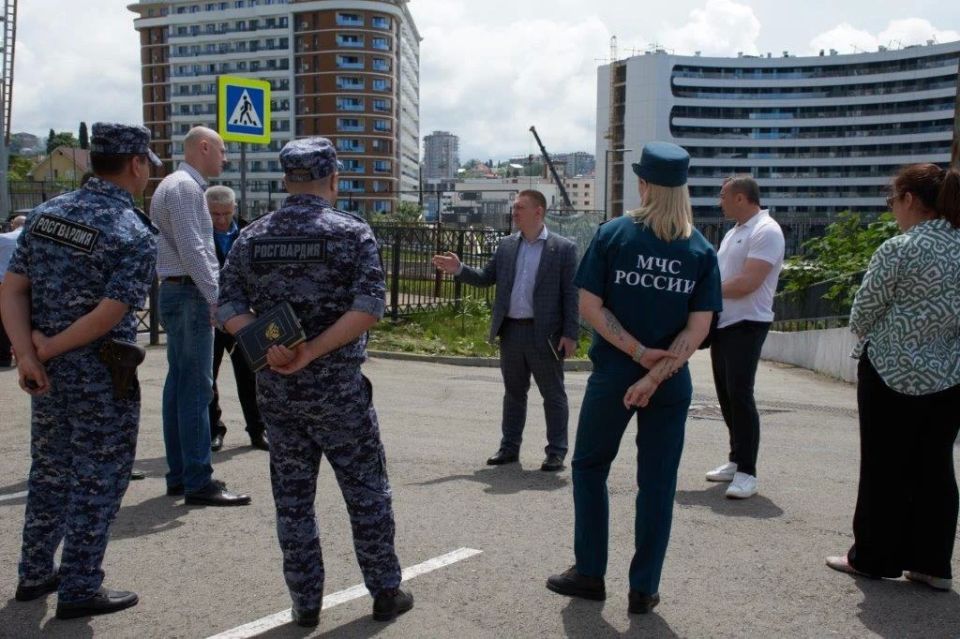 Сегодня на базе МОБУ СОШ №19, где 1 июня откроет свои двери лагерь круглосуточного пребывания «Ласточка», проведено антитеррористическое учение по отработке комплексного сценария на базе организаций отдыха детей и их... Сегодня на базе МОБУ СОШ №19, где 1 июня откроет свои двери лагерь круглосуточного пребывания «Ласточка», проведено антитеррористическое учение по отработке комплексного сценария на базе организаций отдыха детей и их...