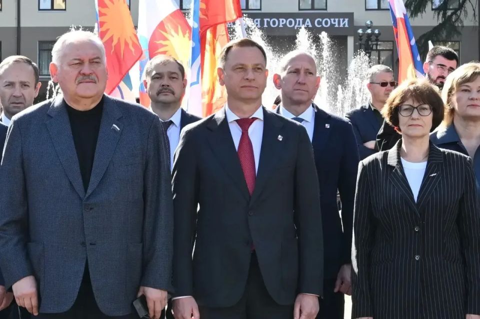 Празднование Дня города Сочи началось с торжественной церемонии поднятия флага курорта Празднование Дня города Сочи началось с торжественной церемонии поднятия флага курорта