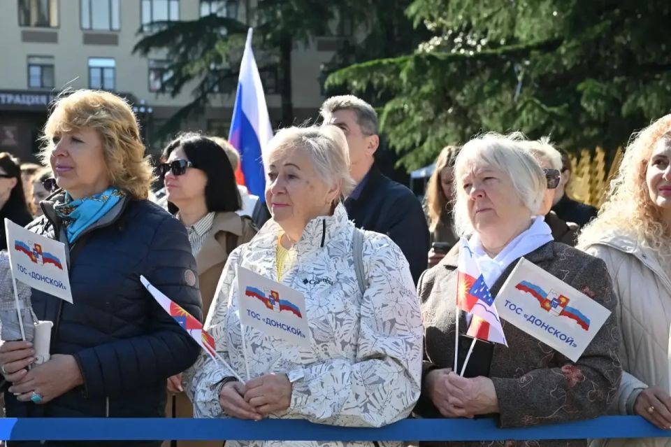 Андрей Прошунин: Сегодня наш праздник начался с церемонии поднятия флага Сочи Андрей Прошунин: Сегодня наш праздник начался с церемонии поднятия флага Сочи