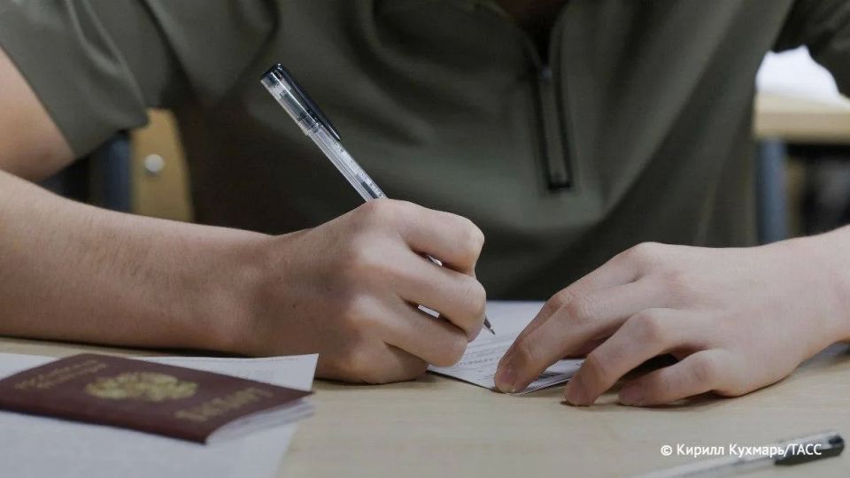 Некоторые вузы учитывают итоговое сочинение как индивидуальное достижение и могут добавить до 10 баллов к результатам ЕГЭ, сообщила ТАСС эксперт Минпросвещения Татьяна Рассолова