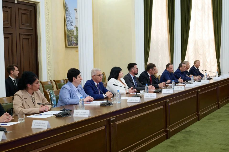 Глава Сочи Андрей Прошунин вручил удостоверения членам городской Общественной палаты нового созыва Глава Сочи Андрей Прошунин вручил удостоверения членам городской Общественной палаты нового созыва