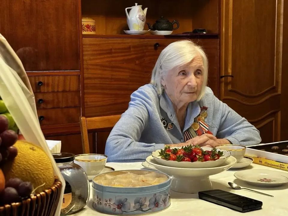 Депутат Госдумы Константин Затулин поздравил 101-летнюю жительницу Сочи с Днем города Депутат Госдумы Константин Затулин поздравил 101-летнюю жительницу Сочи с Днем города